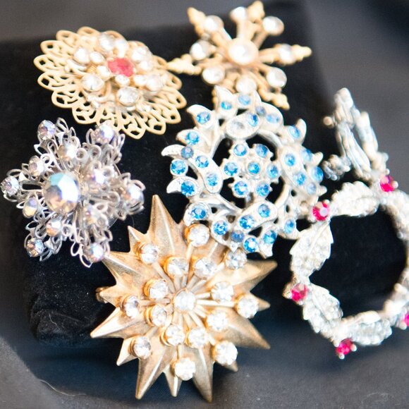 Lot of Small Vintage Sparkly Brooches - Picture 3 of 3